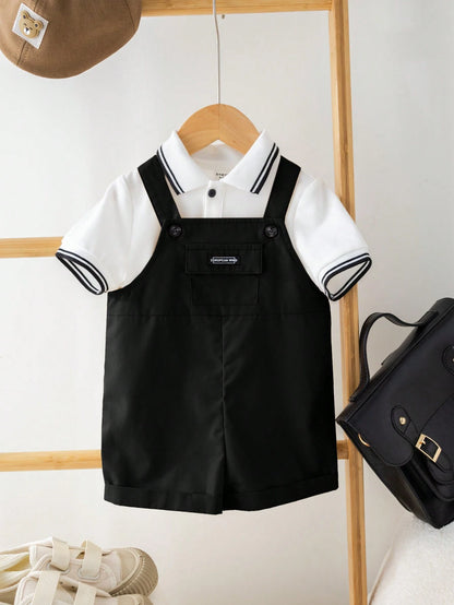 Prenda blanca y negra conjunto polo con overol para bebe modelado vista frontal