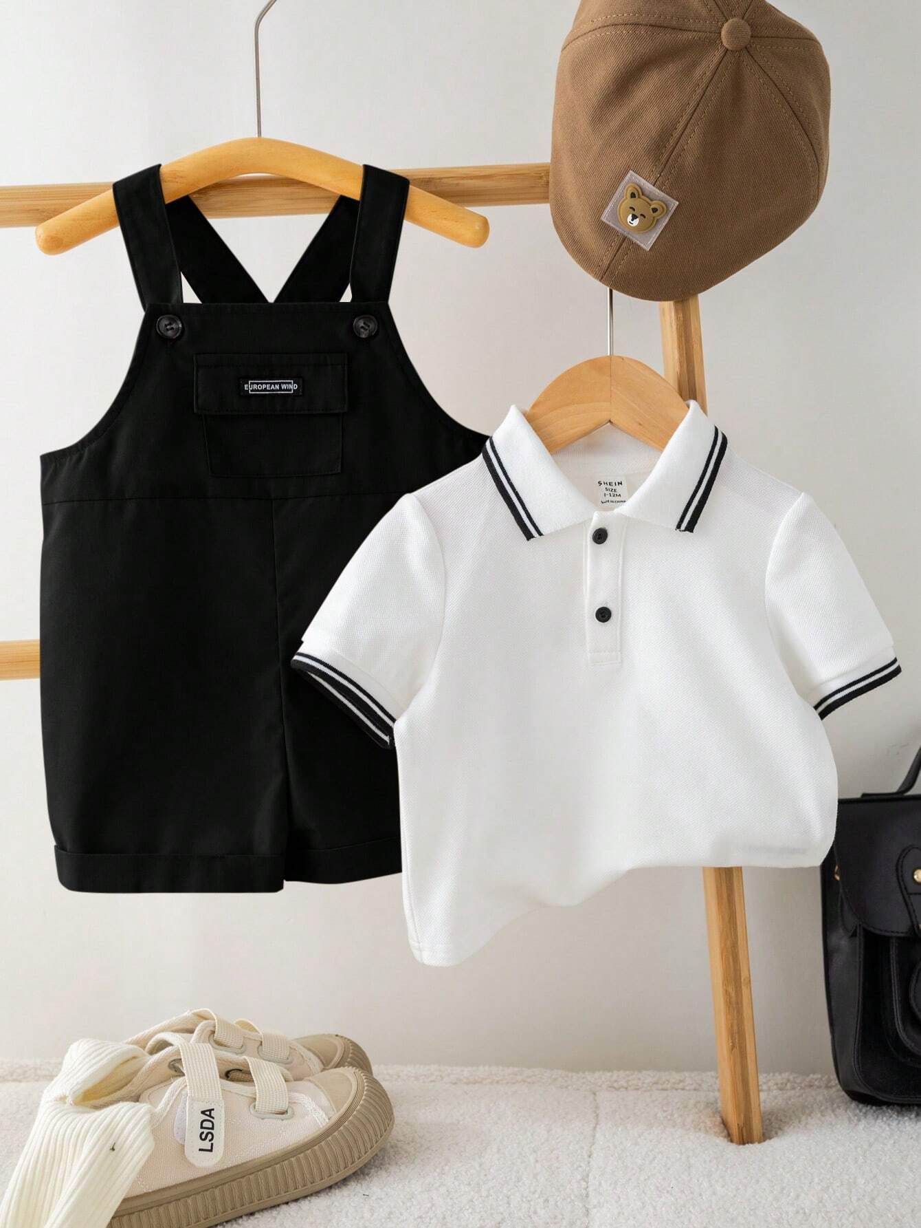 Prenda blanca y negra conjunto para bebe con polo y overol separados