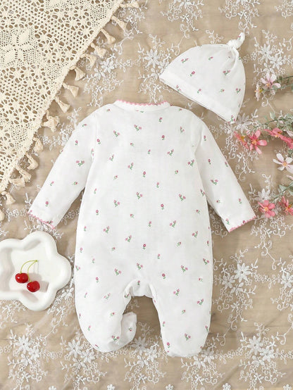 Prenda blanca pijama enterizo para bebe con flores y gorro vista trasera
