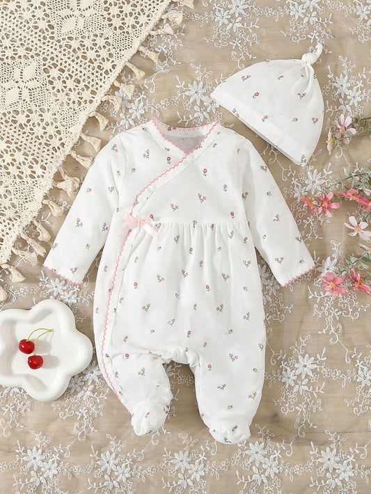 Prenda blanca pijama enterizo para bebe con flores y gorro vista frontal
