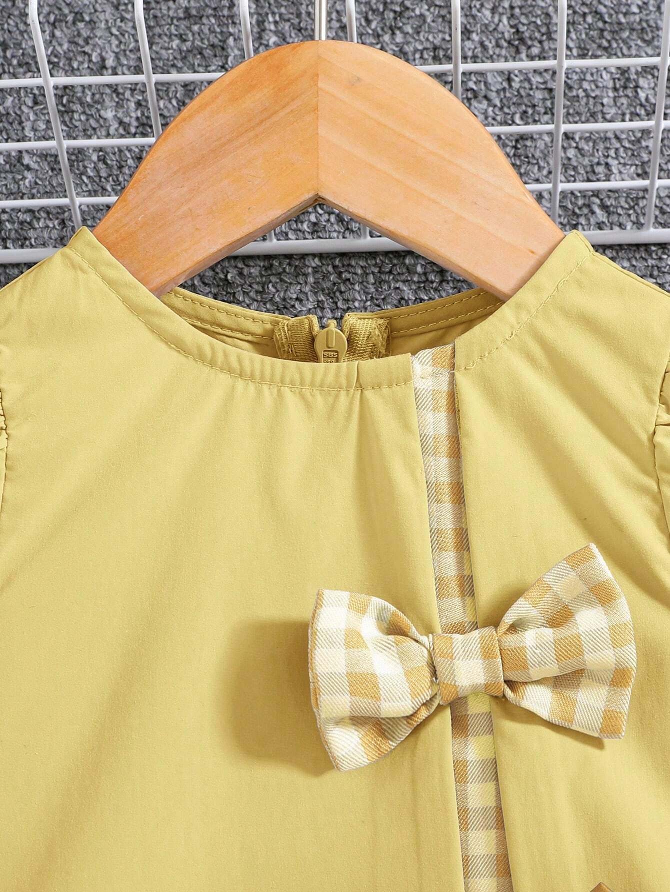 Vestido amarillo con lazos y manga farol