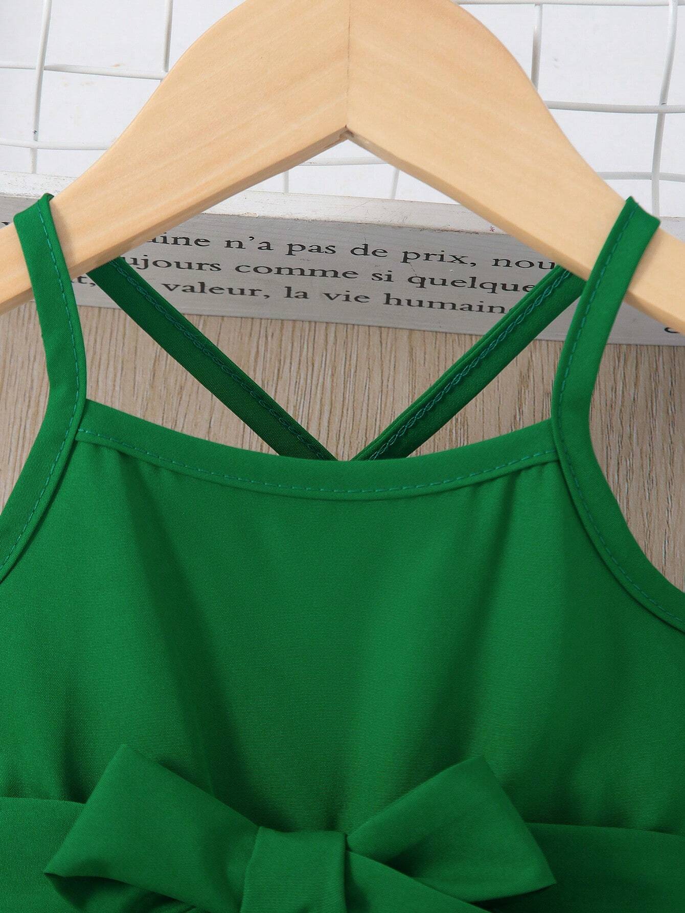 Prenda verde vestido para bebe detalle de tirantes
