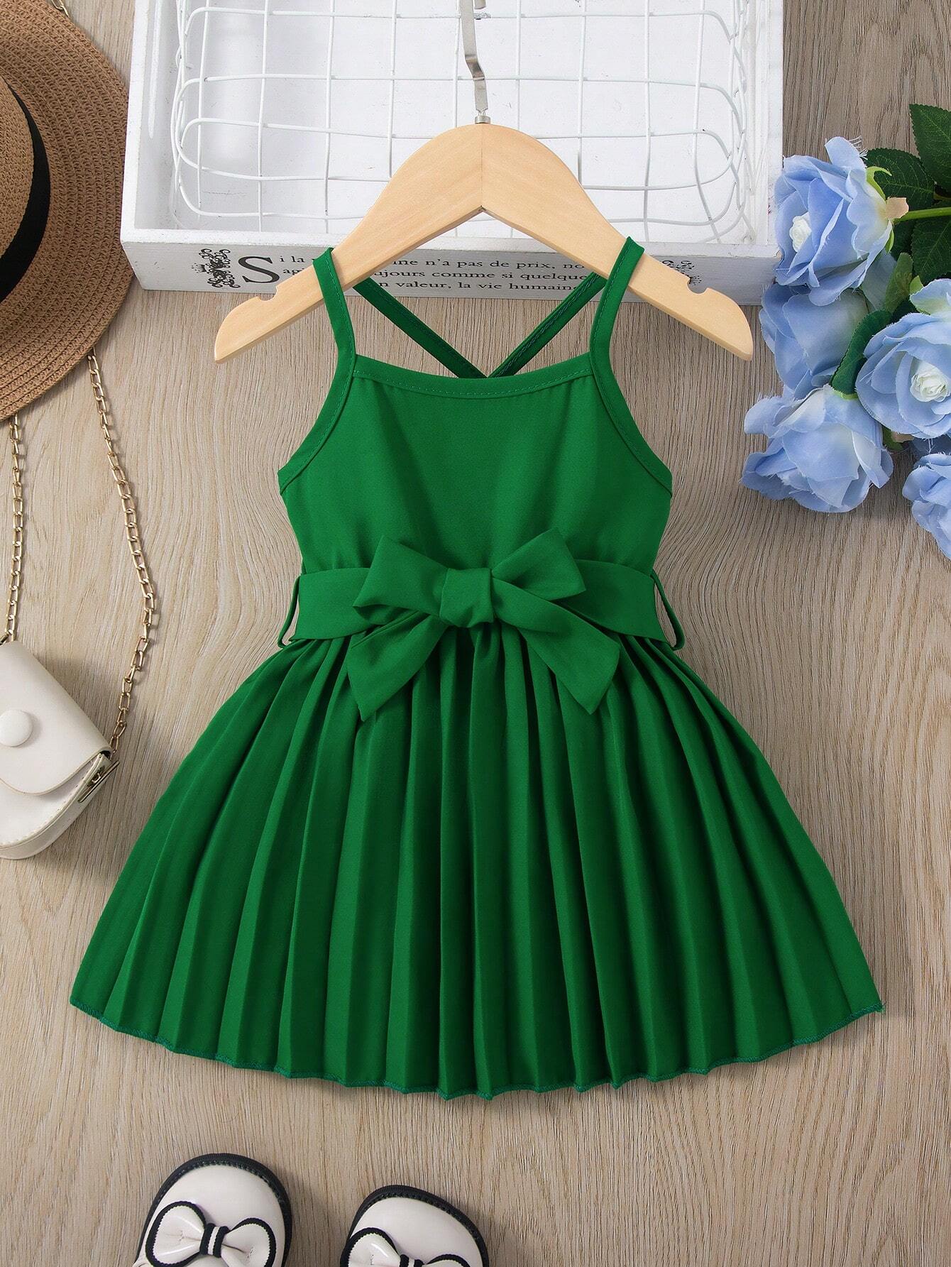 Prenda verde vestido para bebe con tirantes y lazo vista frontal
