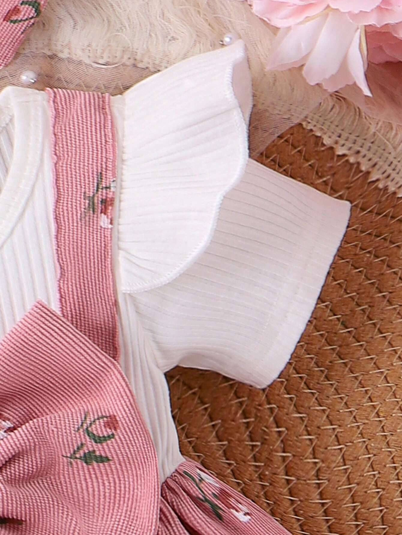 Prenda rosa conjunto para bebe con detalle de manga con volante