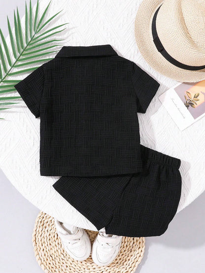 Prenda negra conjunto de camisa y shorts para bebe detalle de manga corta