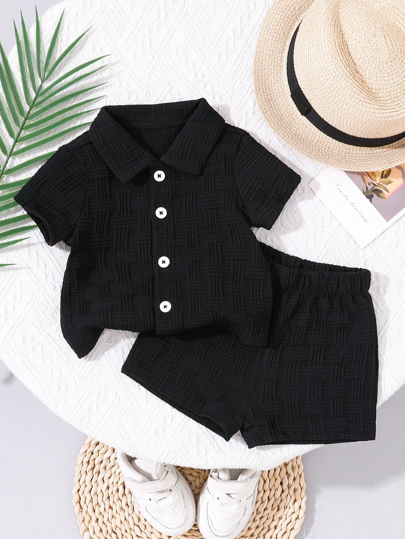 Prenda negra conjunto de camisa y shorts para bebe detalle de tejido texturizado