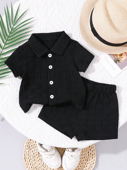 Prenda negra conjunto de camisa y shorts para bebe detalle de tejido texturizado