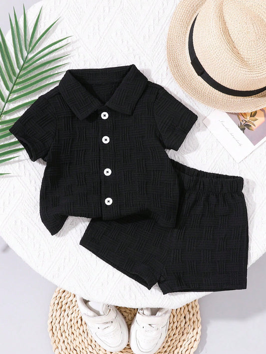 Prenda negra conjunto de camisa y shorts para bebe detalle de tejido texturizado