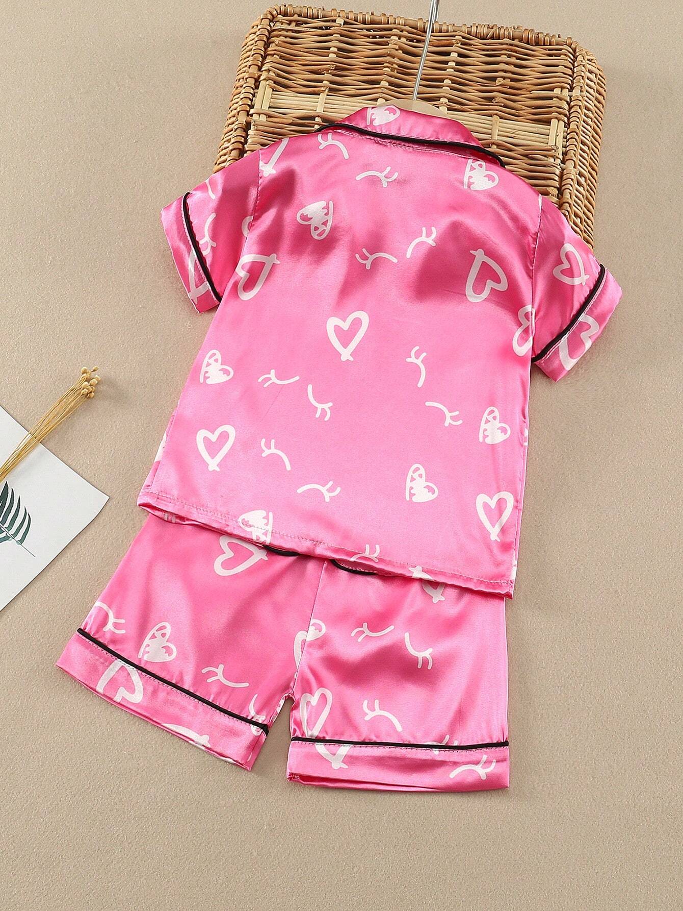 Prenda rosa pijama de satén para bebe vista trasera conjunto dos piezas con estampado de corazones