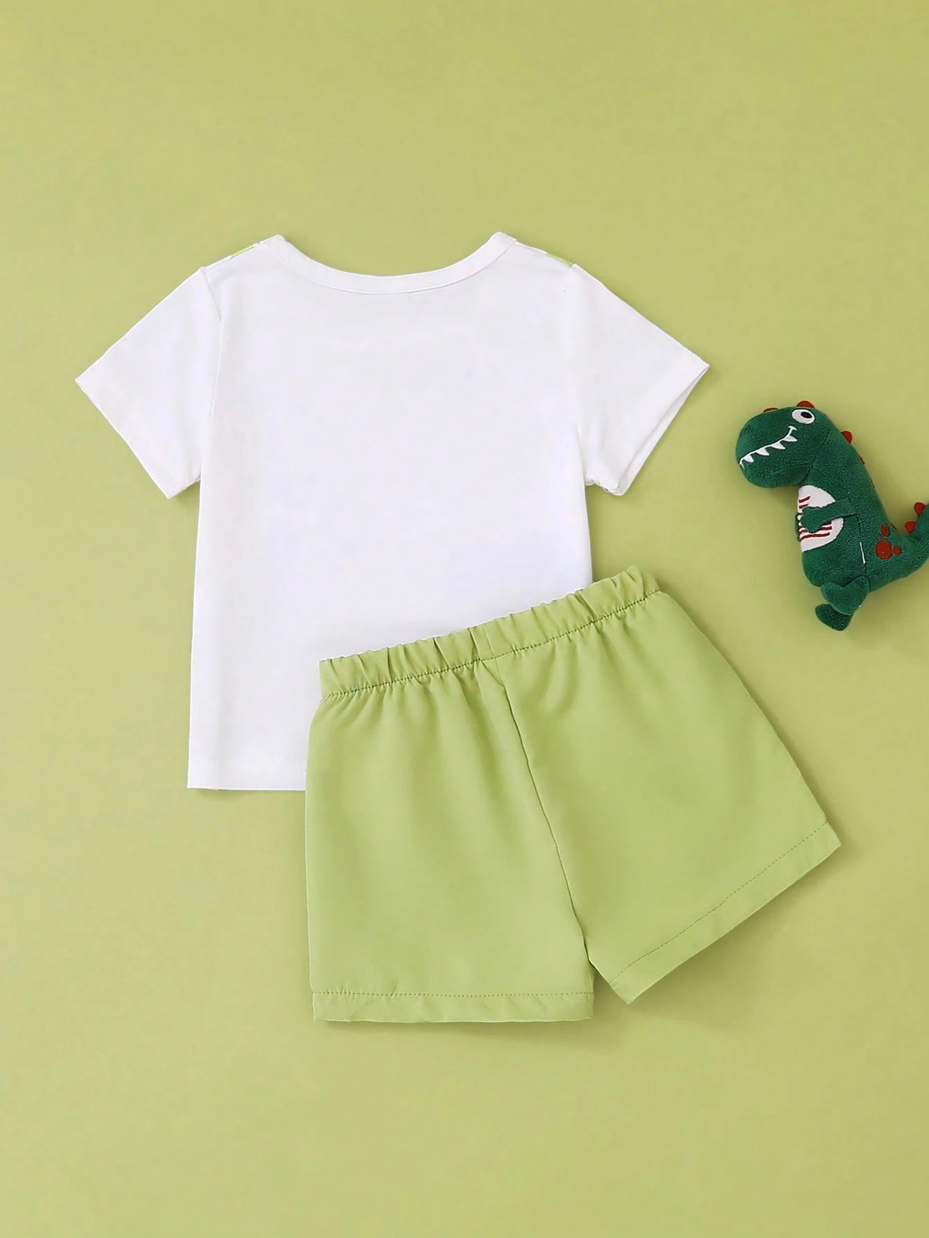 Conjunto dinosaurio verde de camiseta y short