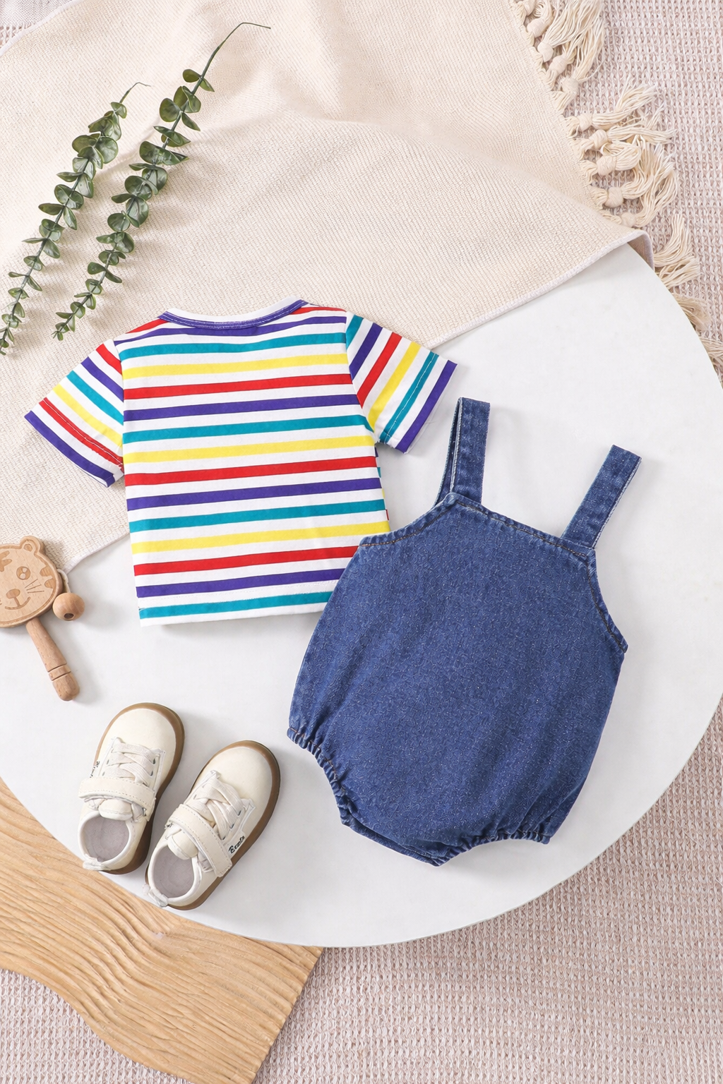 Conjunto azul dulce con mameluco mezclilla y camiseta rayas
