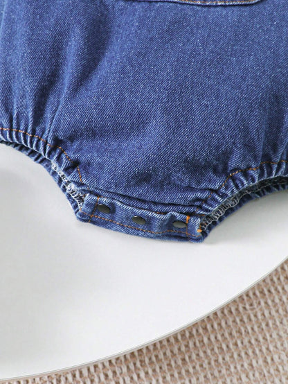 Conjunto azul dulce con mameluco mezclilla y camiseta rayas