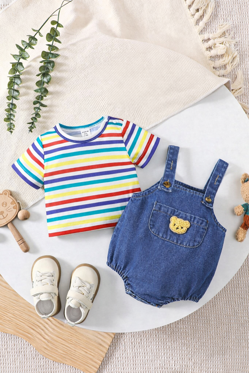 Conjunto azul dulce con mameluco mezclilla y camiseta rayas