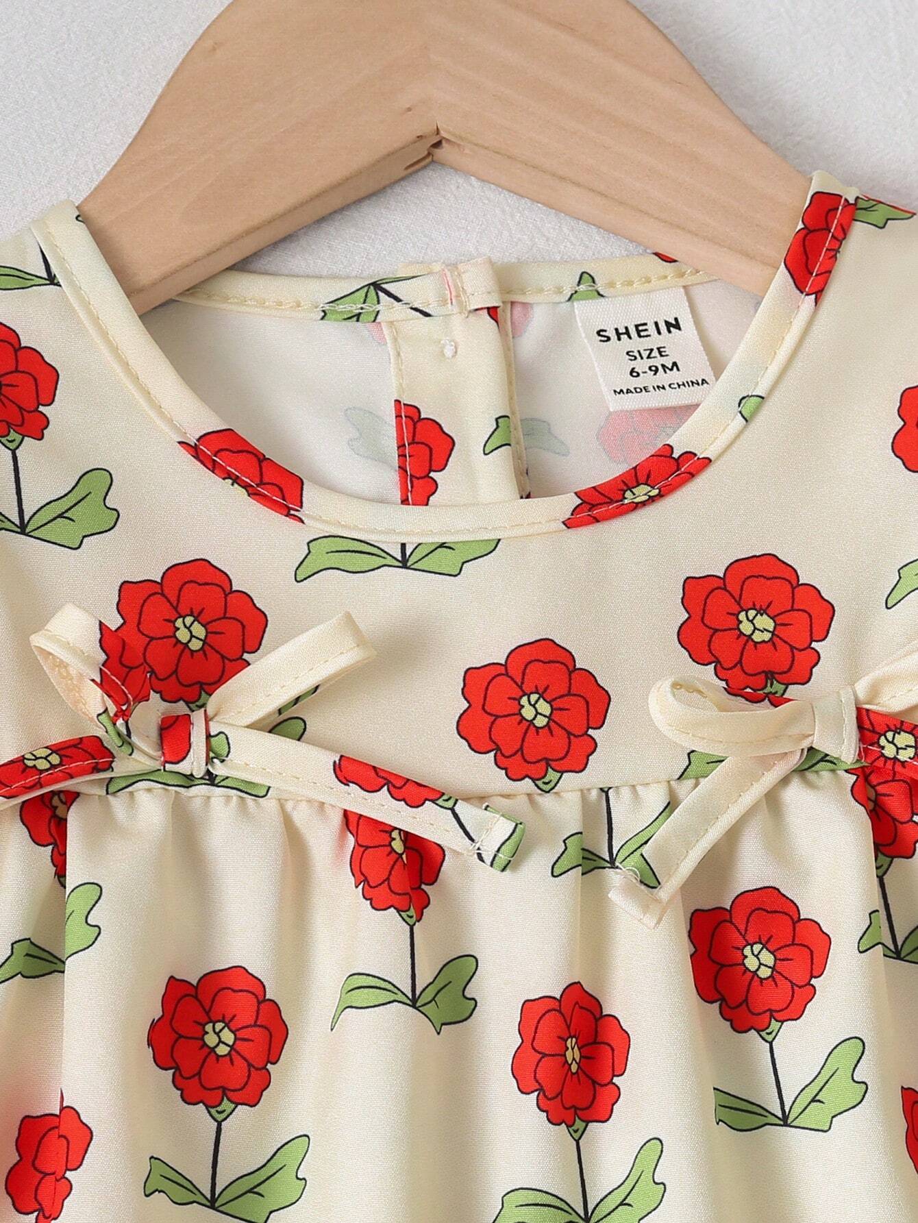Conjunto floral rojo con blusa y vestido de mezclilla