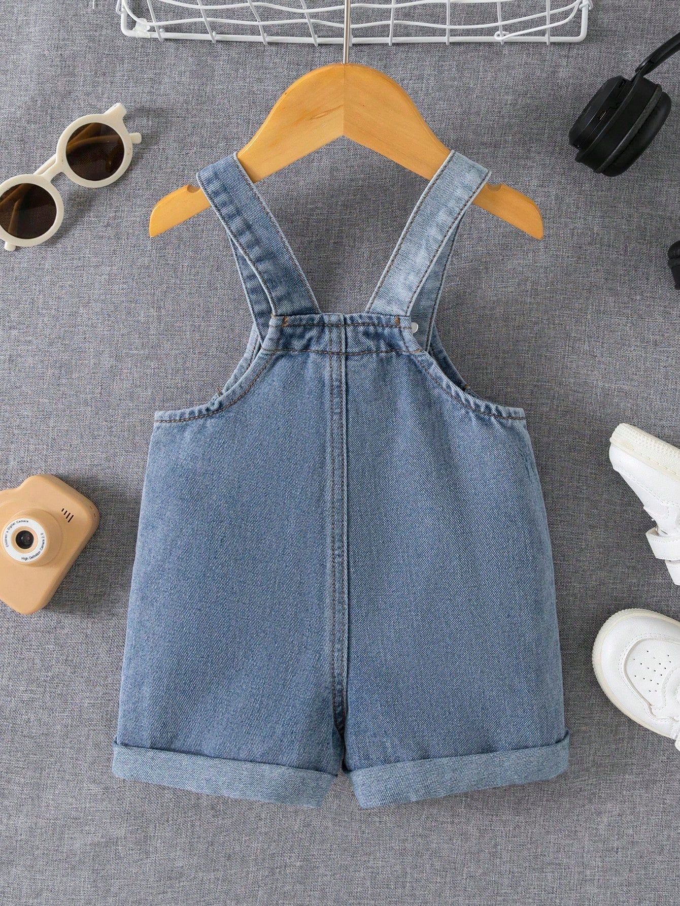 Prenda azul overol de mezclilla para bebe vista trasera