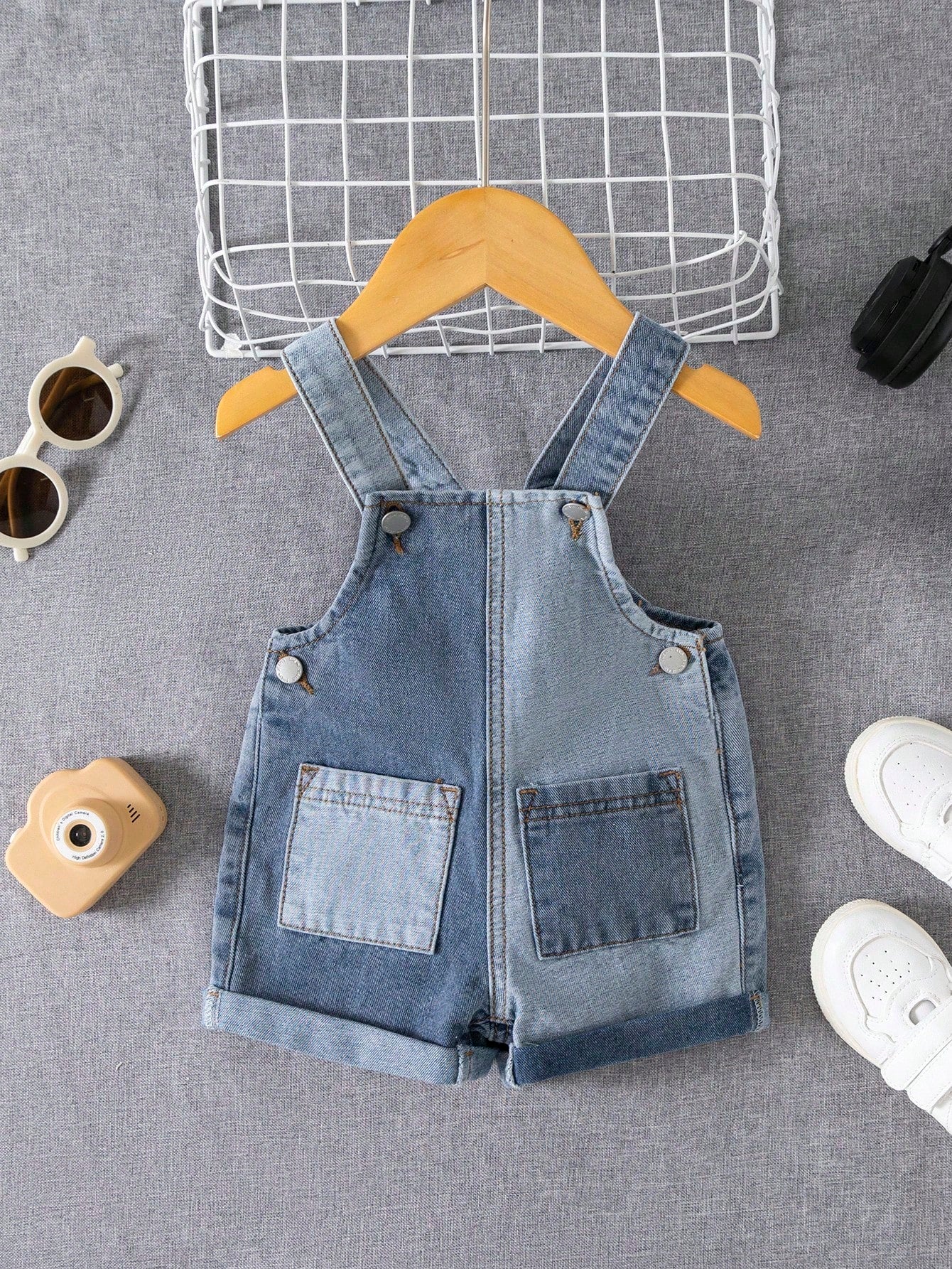 Prenda azul overol de mezclilla para bebe vista frontal