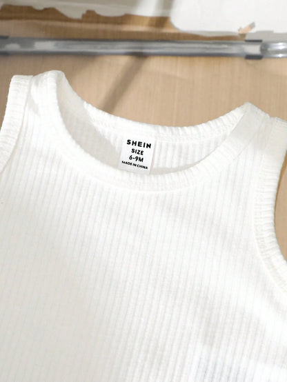 Prenda blanco top sin mangas para bebe detalle textura tela