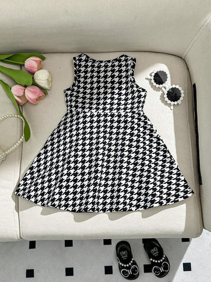 Prenda negro vestido para bebe con estampado de cuadros vista trasera
