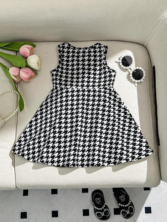 Prenda negro vestido para bebe con estampado de cuadros vista trasera

