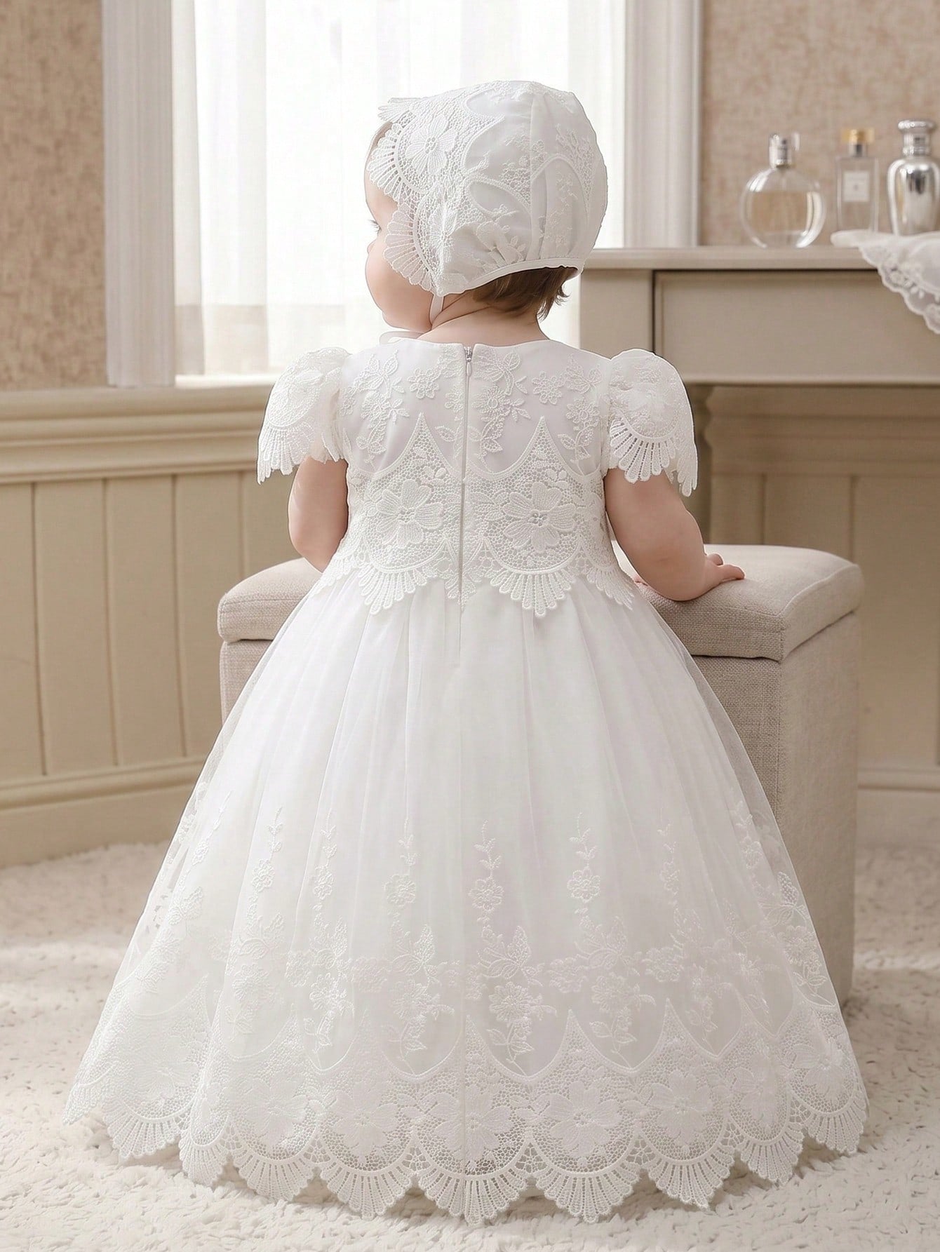 Prenda blanca vestido de bautizo para bebe, vista posterior con falda larga de encaje
