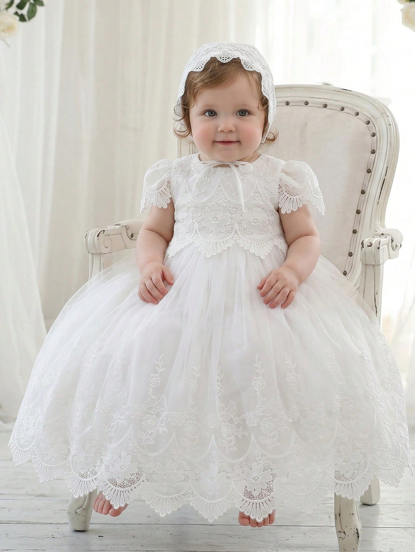 Prenda blanca vestido de bautizo para bebe, detalle del vestido con encaje floral
