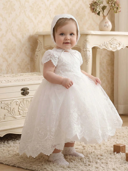 Prenda blanca vestido de bautizo para bebe, vista completa con capota y acabado elegante