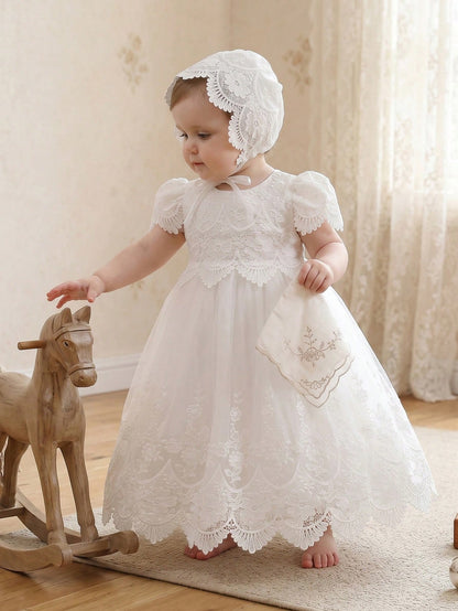 Prenda blanca vestido de bautizo para bebe, vista frontal con capota de encaje
