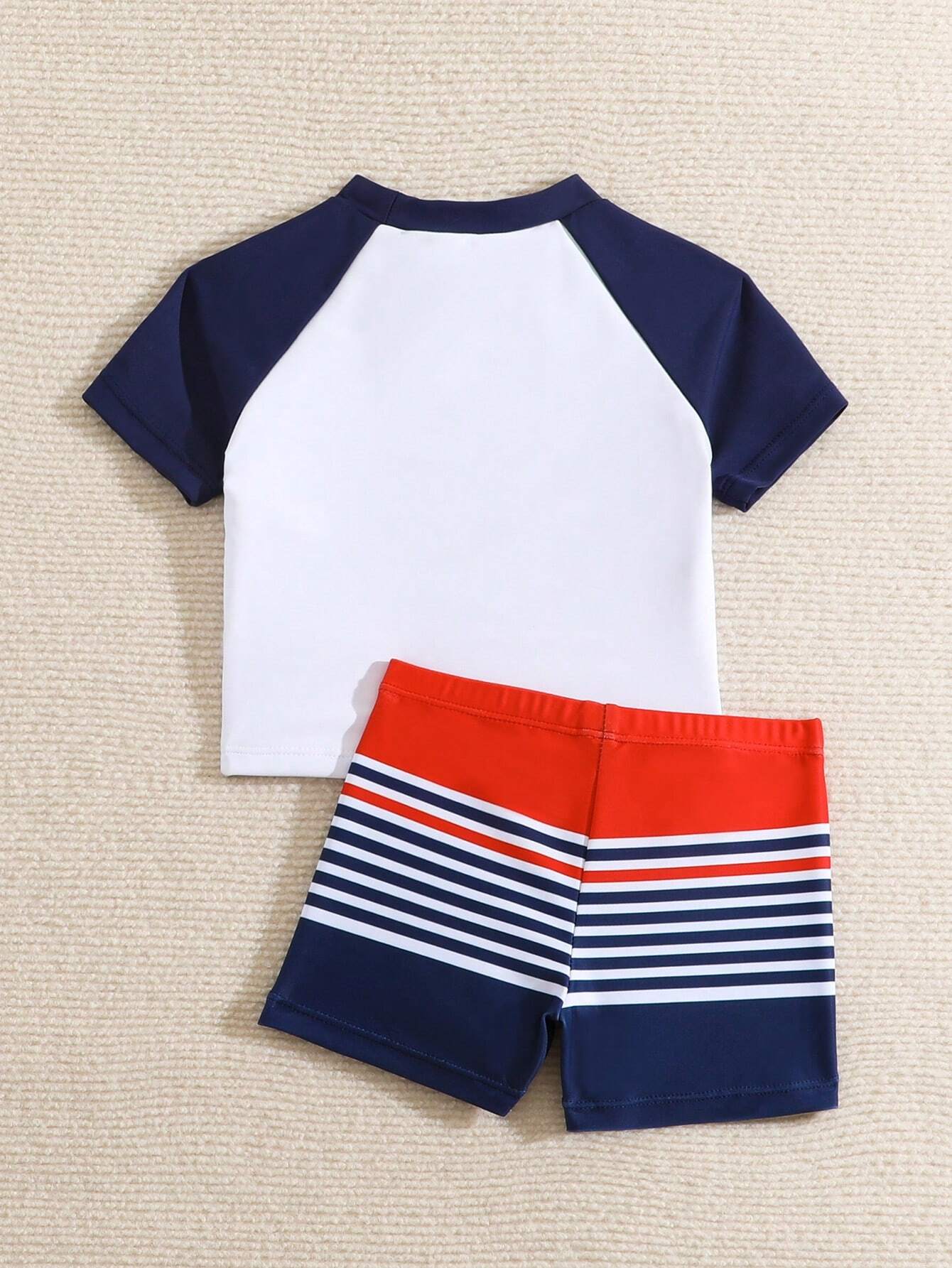 Prenda multicolor traje de baño para bebe conjunto camiseta y shorts rayados vista trasera