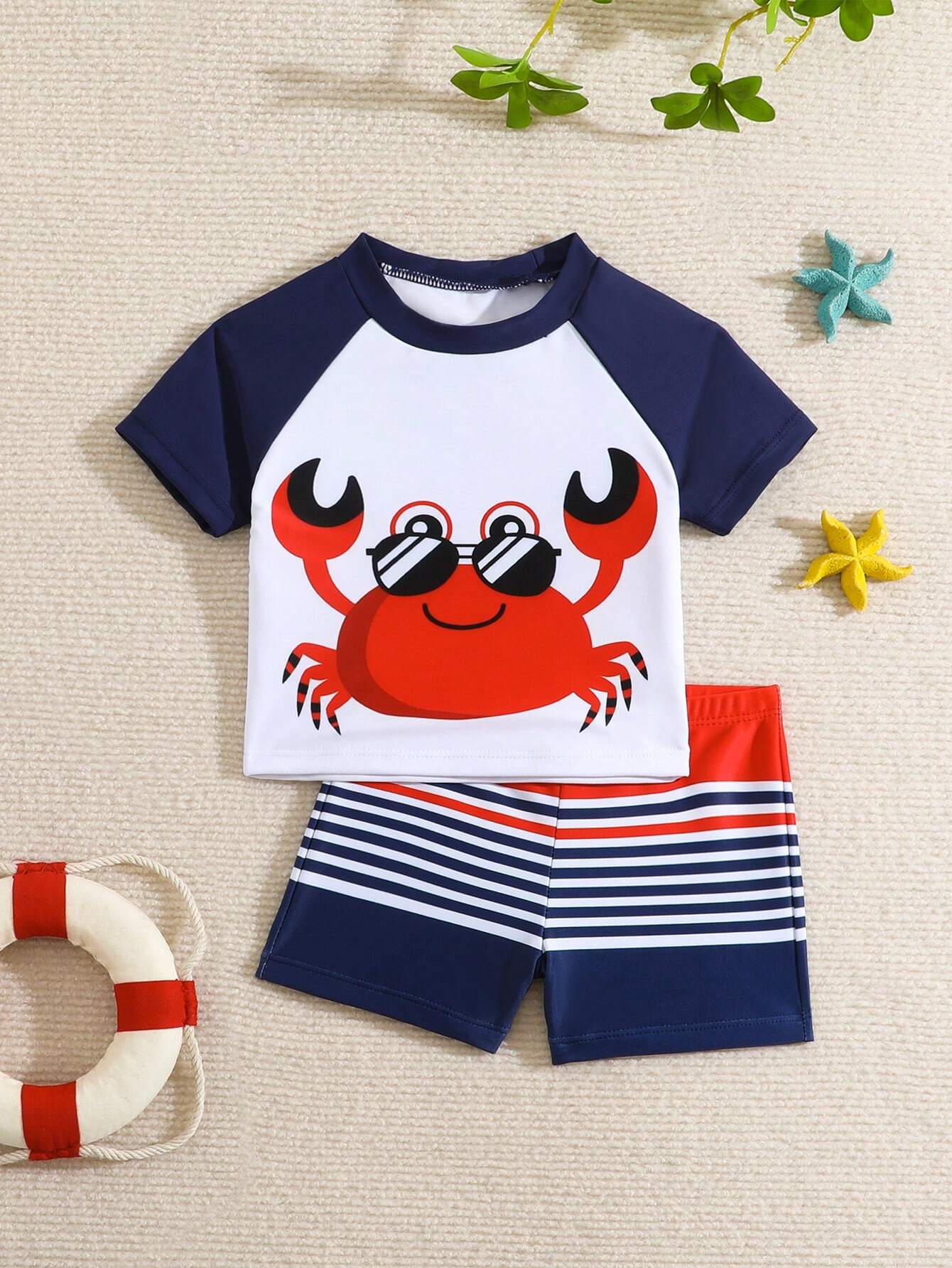 Prenda multicolor traje de baño para bebe conjunto camiseta cangrejo y shorts rayados vista frontal