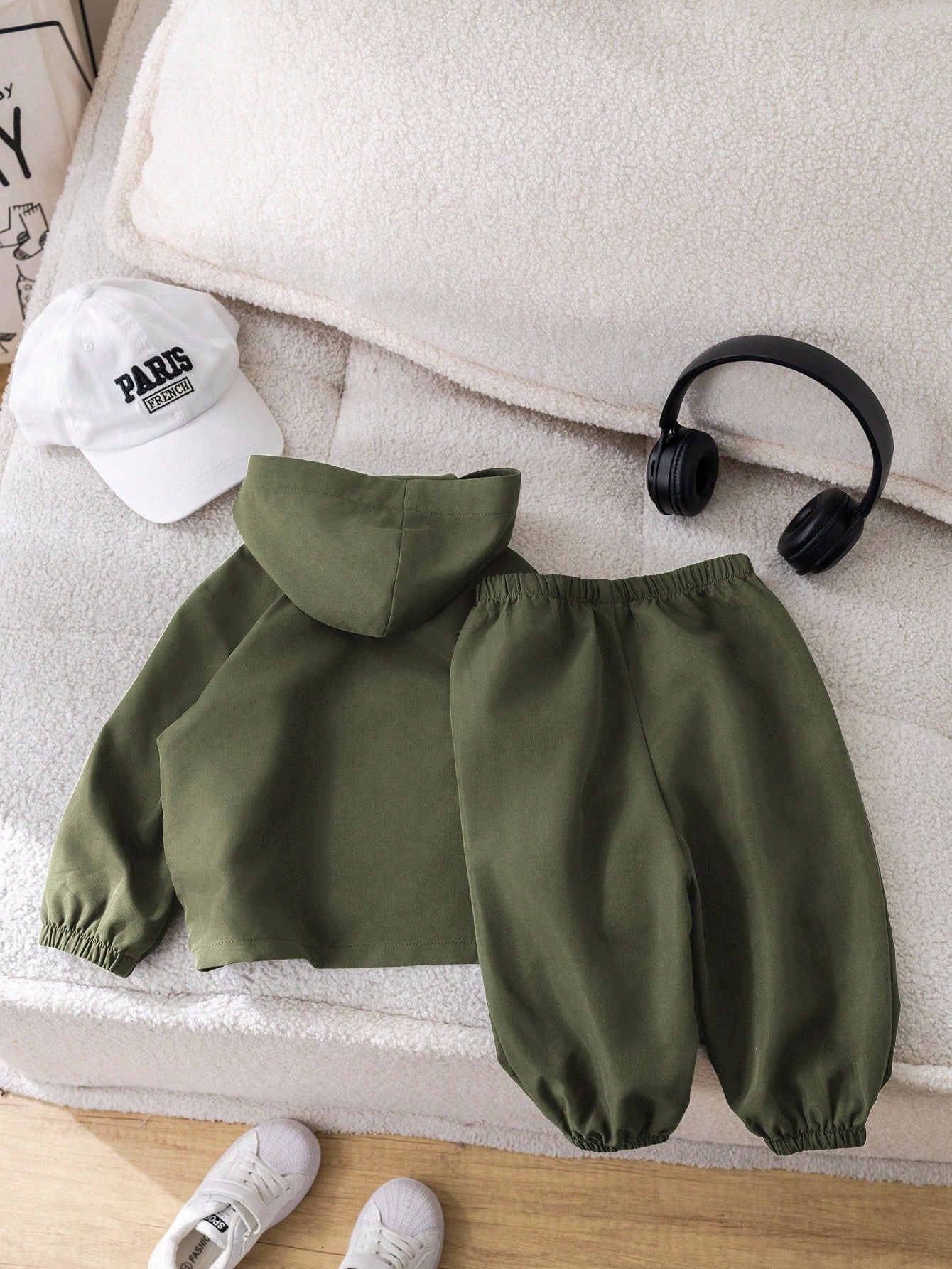 Prenda verde militar conjunto para bebe con capucha y pantalón vista trasera