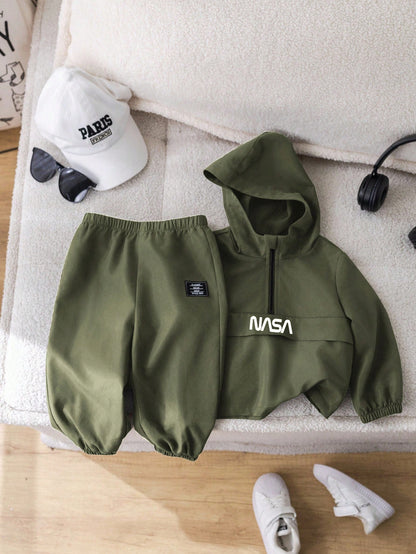 Prenda verde militar conjunto para bebe con media cremallera y detalle frontal
