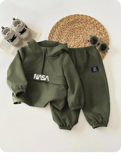 Prenda verde militar conjunto para bebe con capucha y pantalón vista frontal