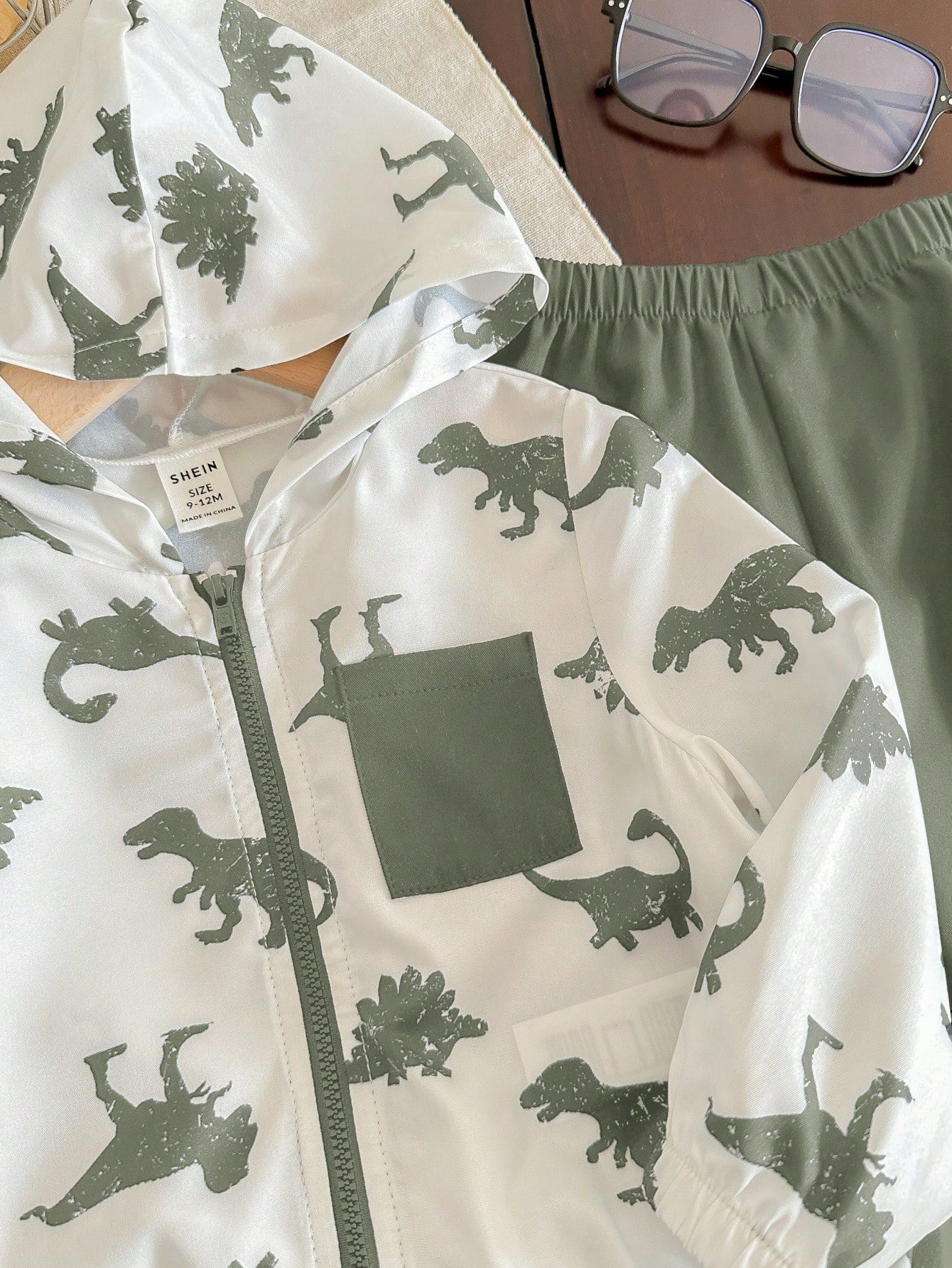 Prenda blanco conjunto para bebe con detalle de chaqueta estampada y bolsillo frontal