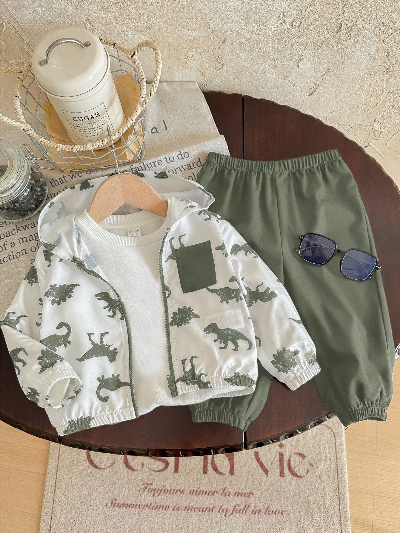 Prenda blanco conjunto para bebe con dinosaurios y capucha vista frontal