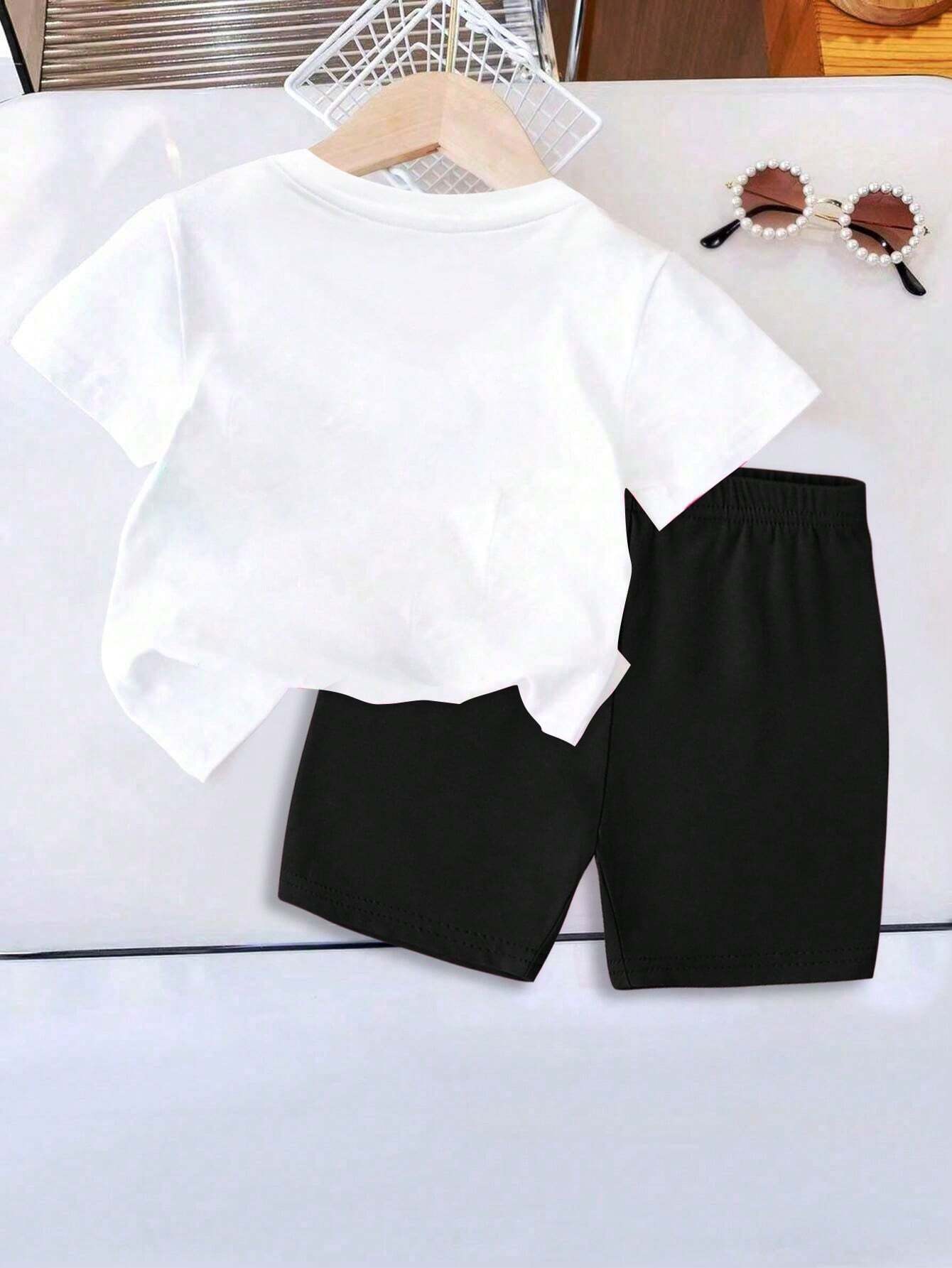 Conjunto blanco con gato y shorts negros con huellas
