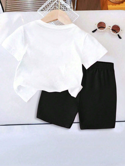 Conjunto blanco con gato y shorts negros con huellas