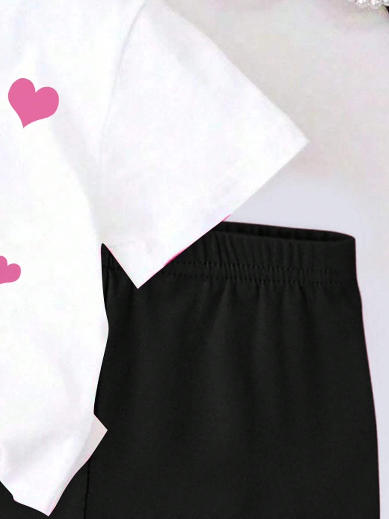 Conjunto blanco con gato y shorts negros con huellas