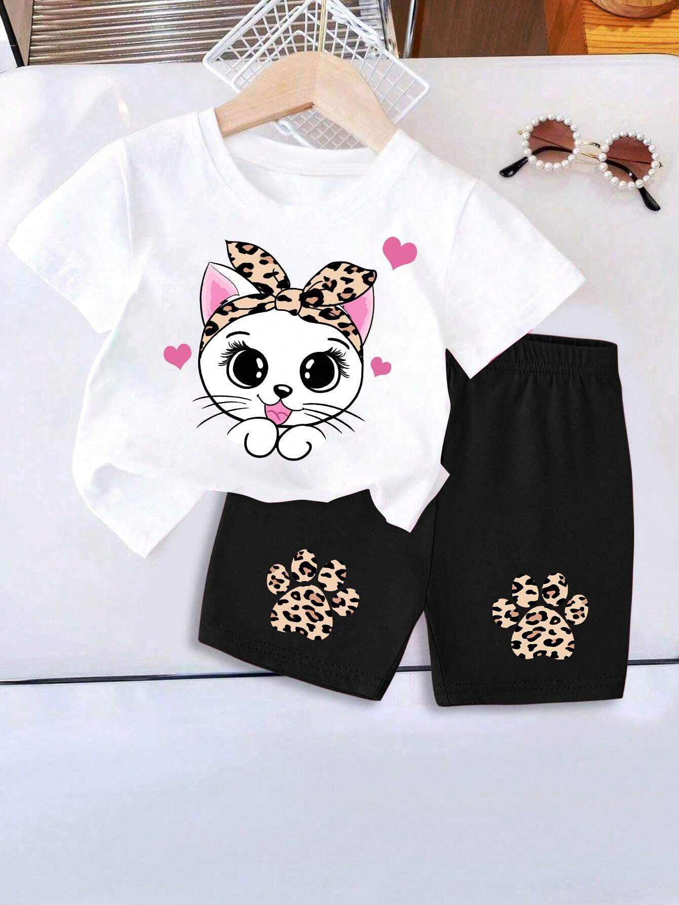 Conjunto blanco con gato y shorts negros con huellas