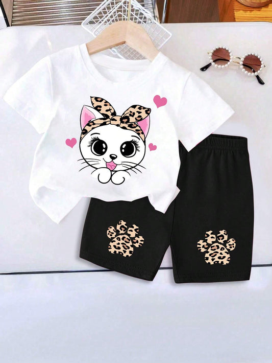 Conjunto blanco con gato y shorts negros con huellas