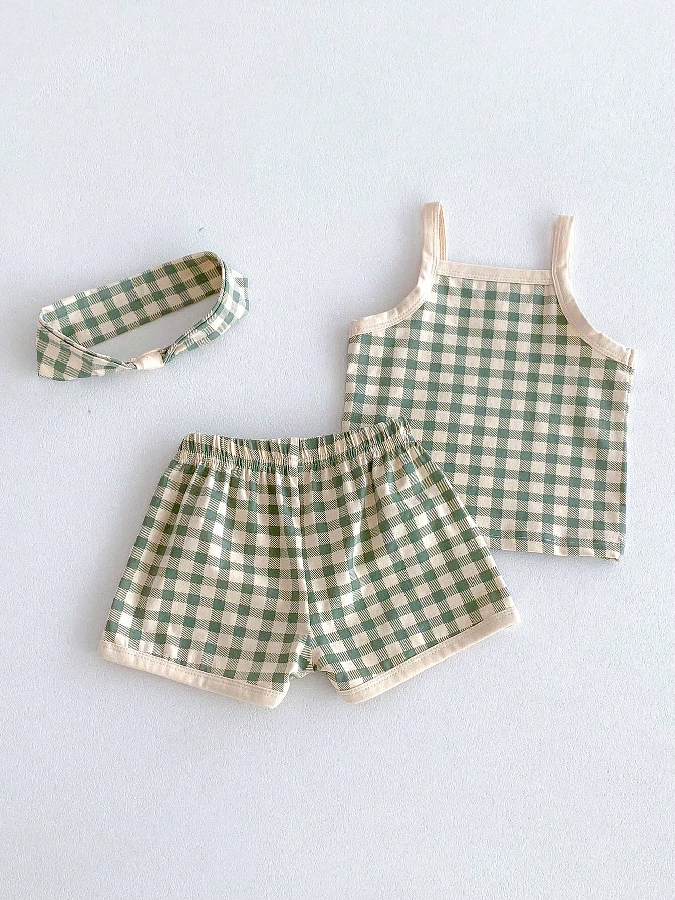 Prenda verde conjunto para bebe con top de tirantes vista trasera
