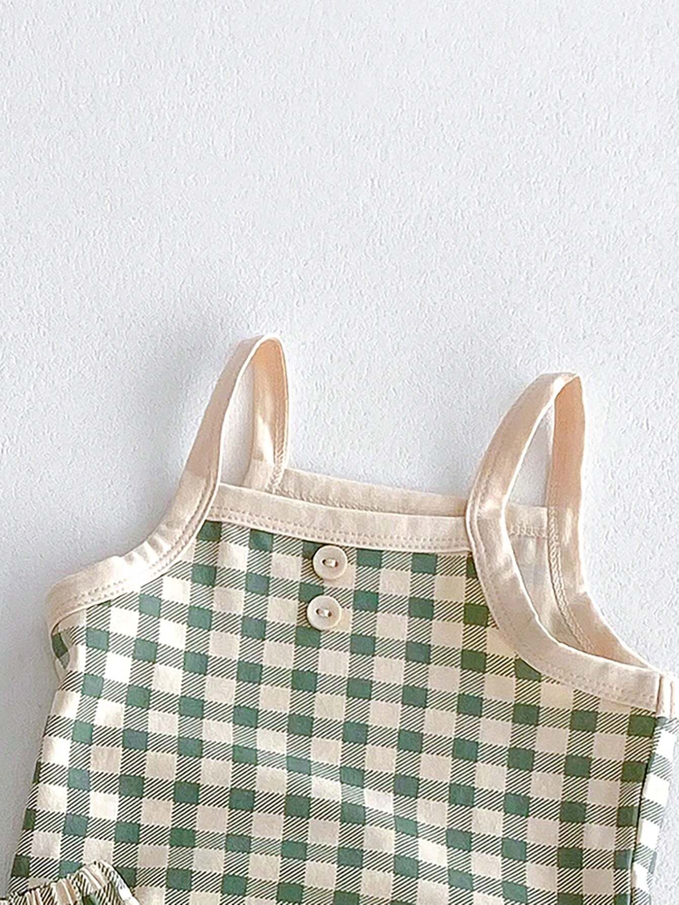 Prenda verde conjunto para bebe detalle de botones decorativos
