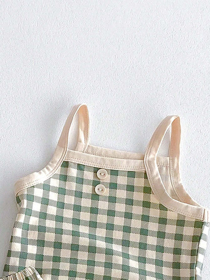 Prenda verde conjunto para bebe detalle de botones decorativos
