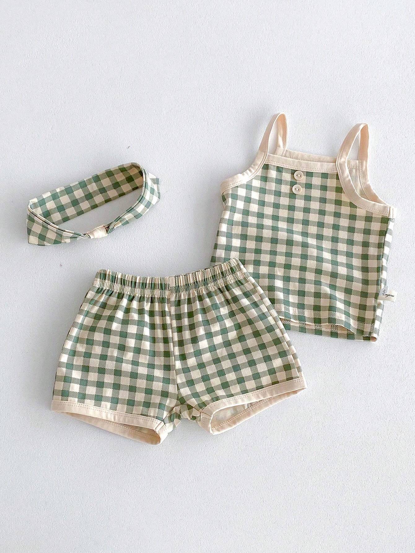 Prenda verde conjunto para bebe con cuadros y shorts vista frontal
