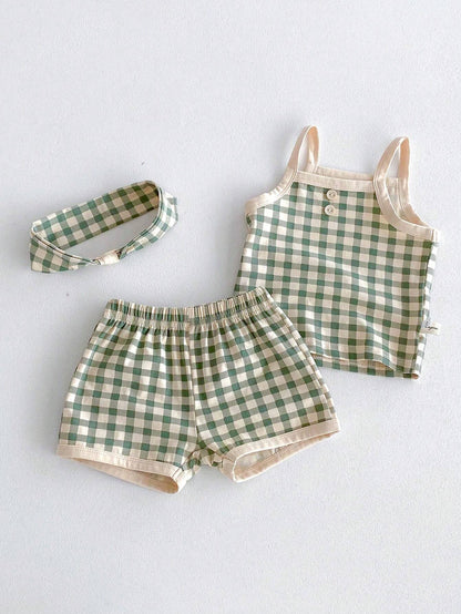 Prenda verde conjunto para bebe con cuadros y shorts vista frontal
