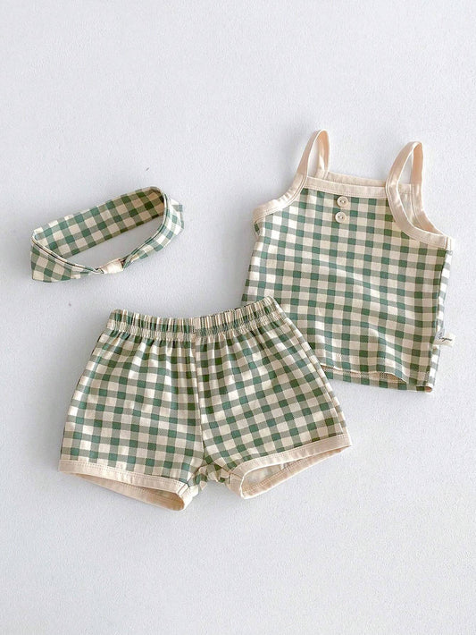 Prenda verde conjunto para bebe con cuadros y shorts vista frontal
