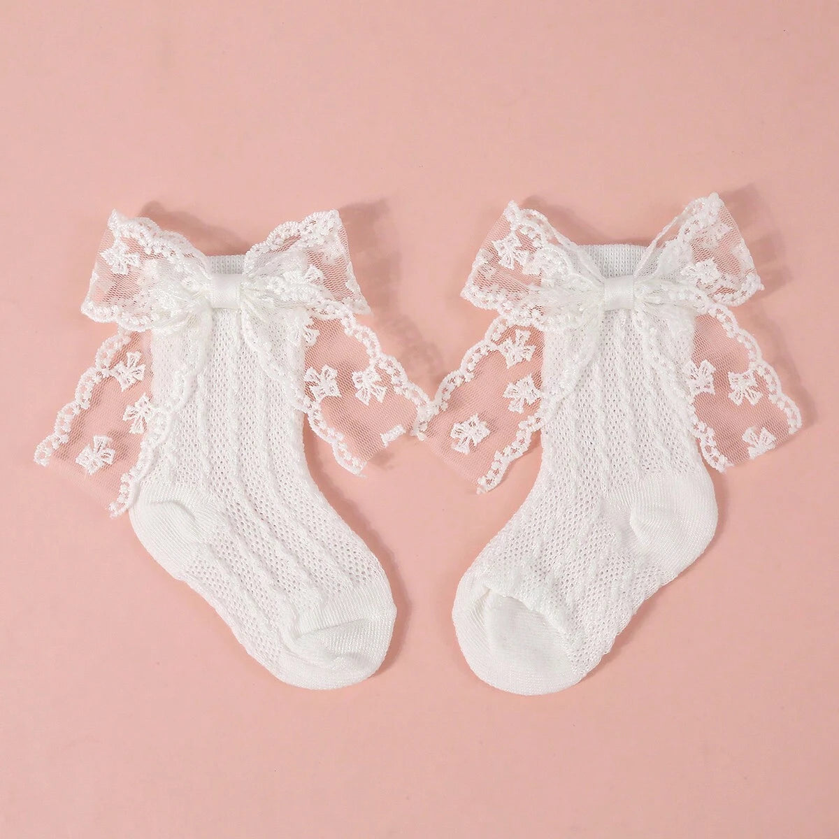 Prenda blanca calcetines para bebe con detalle de lazo bordado
