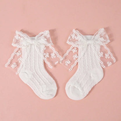 Prenda blanca calcetines para bebe con detalle de lazo bordado
