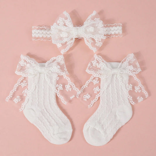 Prenda blanca set de accesorios para bebe con diadema y calcetines
