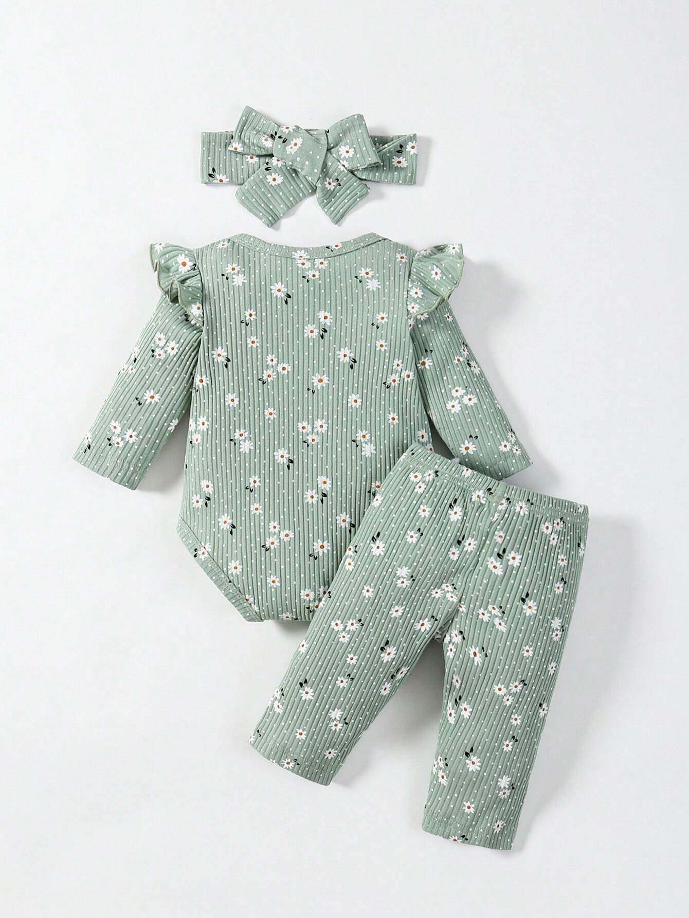 Prenda verde conjunto para bebe con body floral, pantalón y lazo vista trasera
