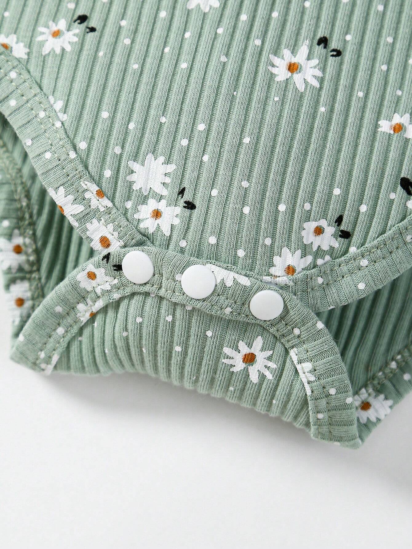 Prenda verde body para bebe con detalle de broches y estampado floral